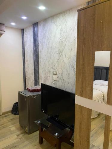Una televisión o centro de entretenimiento en Aw Suites