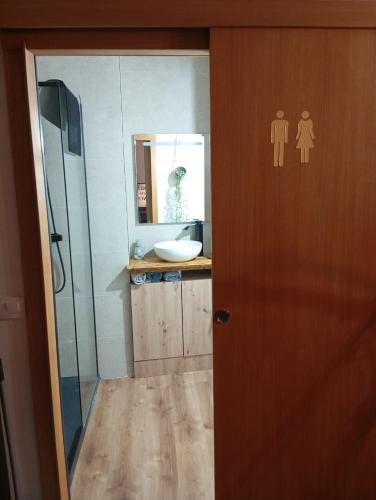 une salle de bain avec un lavabo, des toilettes et un miroir dans l'établissement Loft luminoso con terraza en Cangas Vigo, à Cangas