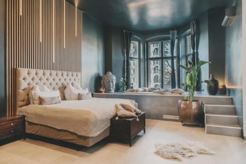 a bedroom with a large bed and a window at Altbauloft im Herzen Berlins in Berlin