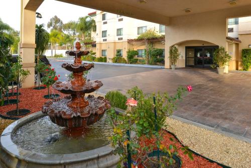 レッドランズにあるCitrus Suites Redlands Loma Linda Hotelの中庭の噴水