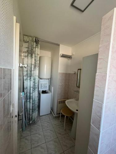 une salle de bain avec une douche, un lavabo et des toilettes dans l'établissement Appartement 3 pièces Royan, à Royan