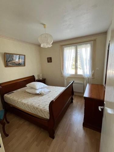 une chambre avec un lit et une grande fenêtre dans l'établissement Appartement 3 pièces Royan, à Royan