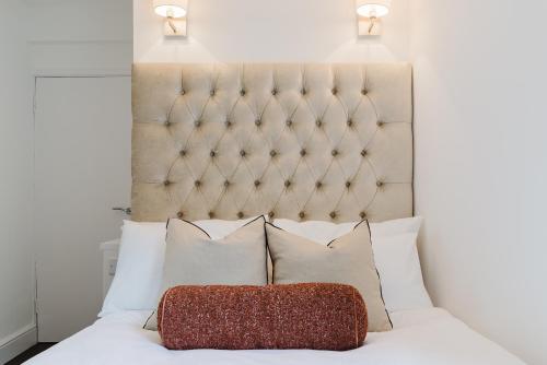 Ένα ή περισσότερα κρεβάτια σε δωμάτιο στο Specious Bright Flat with Garden in Central London
