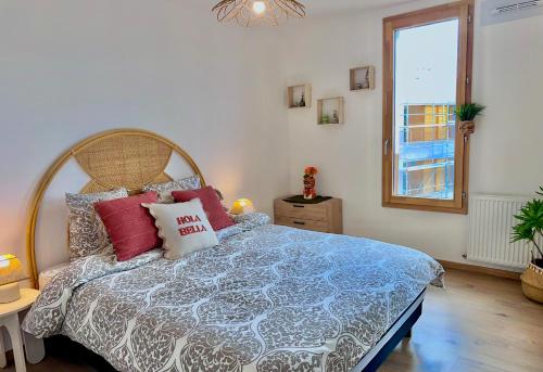 a bedroom with a large bed and a window at Le MAMCosy - Porte de Genève - Annemasse Pied Gare - Hyper Centre - New Eco-quartier in Annemasse