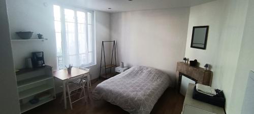 Ένα ή περισσότερα κρεβάτια σε δωμάτιο στο Studio porte de Paris