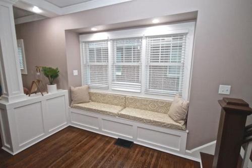 een zitje bij het raam in een woonkamer met een zitje bij het raam bij Adorable Broad Ripple Duplex in Indianapolis