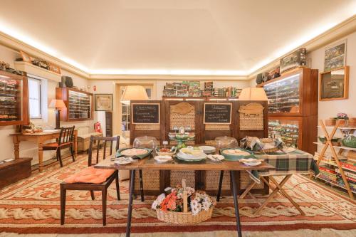 a dining room with a table with food on it at Casa da Ria - Turismo Rural in Ílhavo