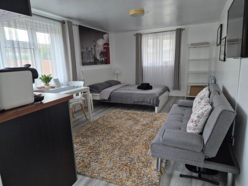 Ένα ή περισσότερα κρεβάτια σε δωμάτιο στο Garden Self Contained Studio in London