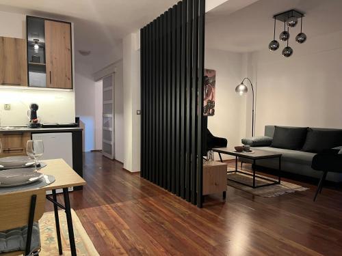 ein Wohnzimmer mit Couch und Tisch in der Unterkunft Liberte Apartments Voždovac in Belgrad