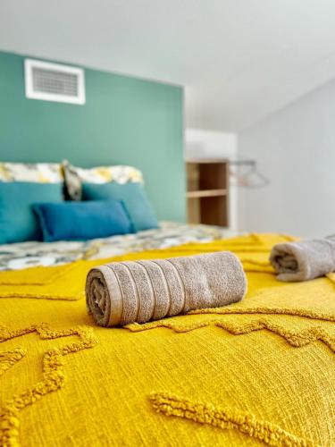 - 2 serviettes enroulées au-dessus d'un lit dans l'établissement Les Rives du Parc Piscine 12 personnes, à Lédenon