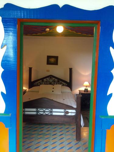 Кровать или кровати в номере Hotel Bosques Del Saman Alcala
