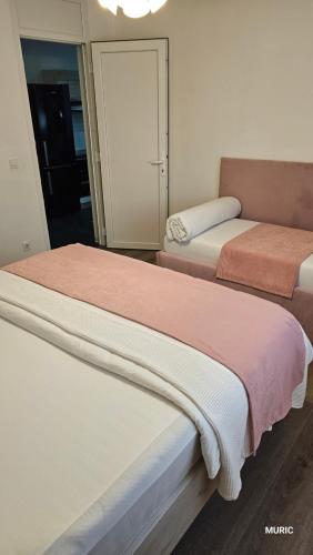 Ein Bett oder Betten in einem Zimmer der Unterkunft Apartmani MURIC Ljubljana