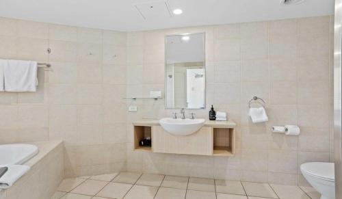 Ένα μπάνιο στο The Pool Resort Kingscliff - 2BR Dual Key and 1BR (6216/6217) - Holiday Management Co.