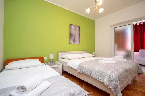 Ένα ή περισσότερα κρεβάτια σε δωμάτιο στο Apartment Karlo