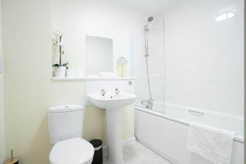 Ένα μπάνιο στο Cosy One Bed City Apartment -The Hub