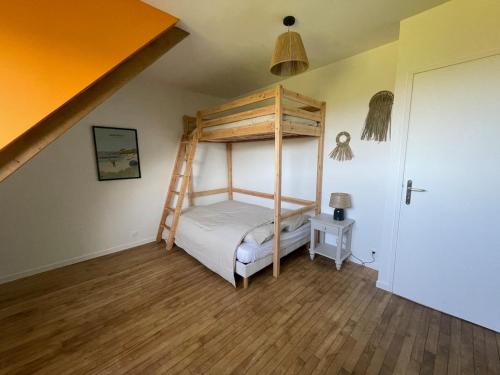une chambre avec un lit superposé avec une échelle dans l'établissement Maison lumineuse, 3 chambres, avec jardin, à Quiberon