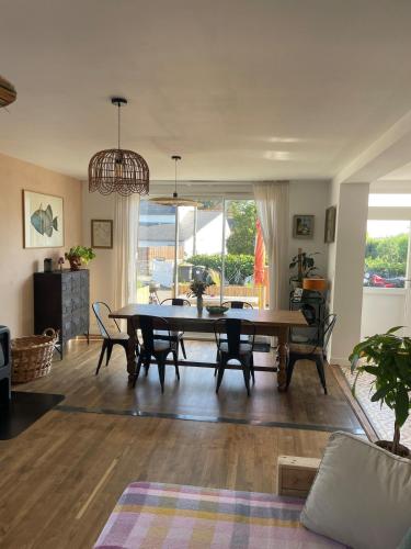 un salon avec une table et des chaises de salle à manger dans l'établissement Maison lumineuse, 3 chambres, avec jardin, à Quiberon