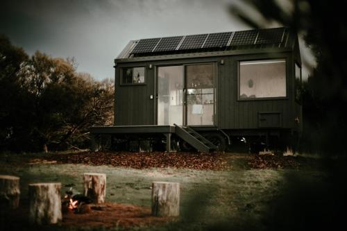 Antechamber BayにあるBeach Front Off-Grid Cabin on Kangaroo Island - Raeの太陽光パネル付緑家