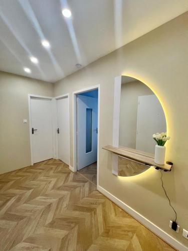 une chambre avec un miroir et un vase sur une étagère dans l'établissement Bel appartement centre ville, à Limoges