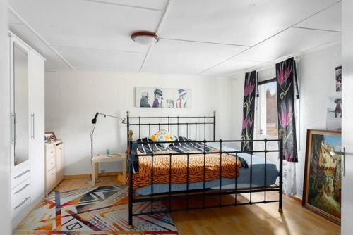 a bedroom with a bed in a room at Stuga med sjöutsikt nära Växjö in Växjö