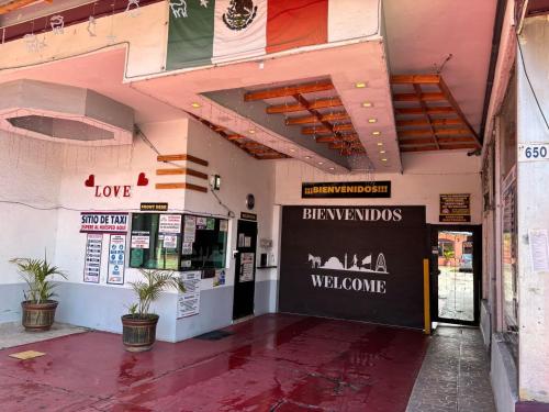 un edificio con una señal de bienvenida en el costado en Hotel Diaz, en Tijuana