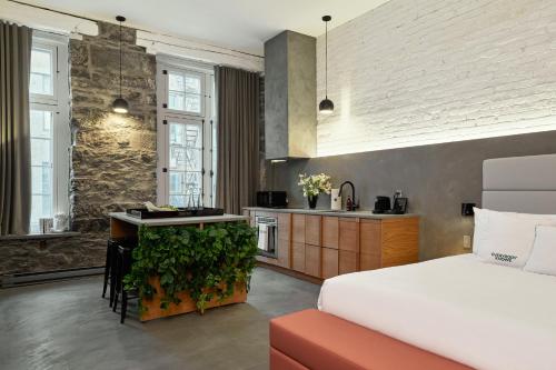 a hotel room with a bed and a kitchen at David Hotel in Montréal