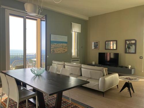 アグリジェントにあるLuxor Home Vista incantevoleのテーブルとソファのあるリビングルーム