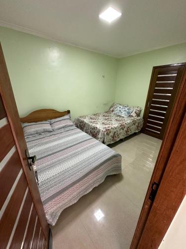 ein Schlafzimmer mit zwei Betten in einem Zimmer in der Unterkunft Casa do Pomar in Alter do Chao