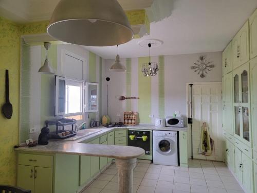 Η κουζίνα ή μικρή κουζίνα στο maison sans vis-à-vis avec piscine