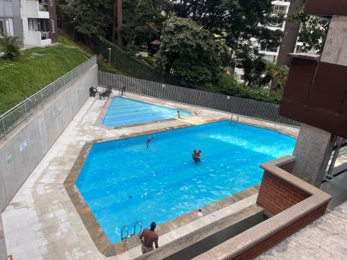 an overhead view of a large blue swimming pool at Apartment in Envigado with a pool in Envigado