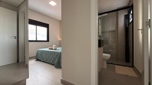 a bathroom with a bed and a toilet in a room at IA02- 2 Quartos| Centro| Vista Mar| Churrasqueira in Itapoa