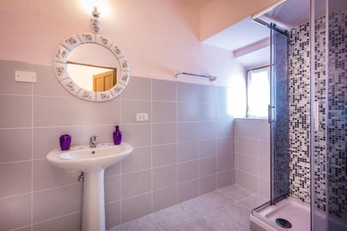 y baño con lavabo, ducha y espejo. en Rooms77 Florence centro storico firenze, en Florencia
