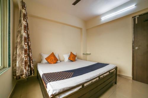Postel nebo postele na pokoji v ubytování Hotel O Megha Villa