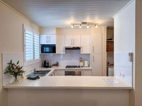 Η κουζίνα ή μικρή κουζίνα στο Bright & Airy Adelaide Retreat with Courtyard
