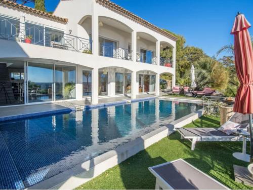 une vue extérieure d'une maison avec piscine dans l'établissement La Meréveil, à Sainte-Maxime