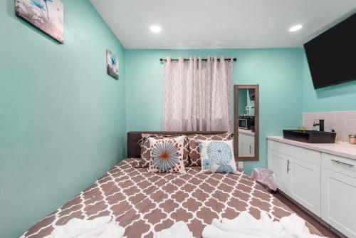 a bedroom with a giraffe bed with blue walls at Tiny & Chic Heights Hideaway with Free Parking in Houston