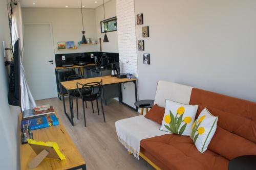 a living room with a couch and a table at Noite Estrelada Holambra in Holambra
