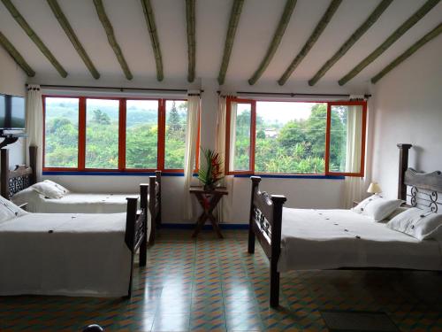 Кровать или кровати в номере Hotel Bosques Del Saman Alcala