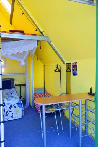 a room with a table and a bunk bed at Mundo Abu San Juan La laguna in San Juan La Laguna
