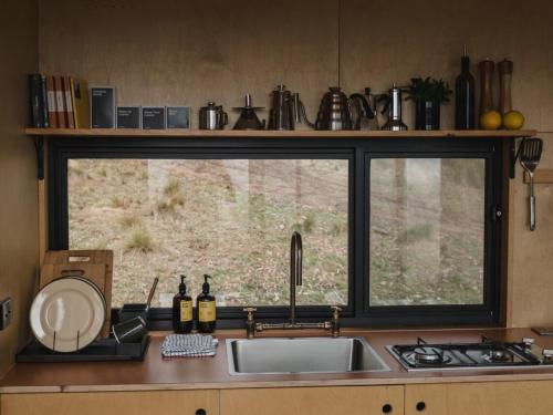 Kuchyň nebo kuchyňský kout v ubytování Remote Off-Grid Cabin Hidden in Nature - Hot Tub - Vera