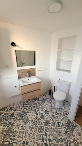 une salle de bain avec un lavabo et des toilettes dans l'établissement Studio Neuf et Design, à Saint-Laurent-sur-Sèvre