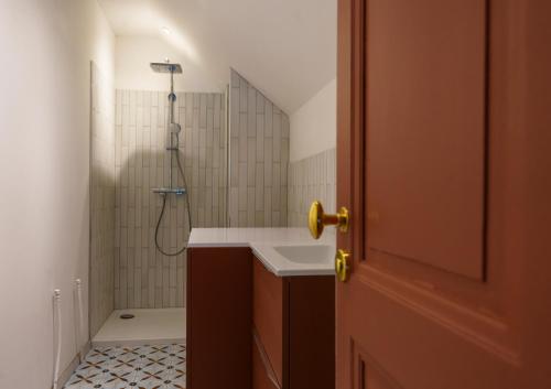 a bathroom with a shower and a sink at Gîte Roche Pointue - Ski - Domaine in Villard-de-Lans