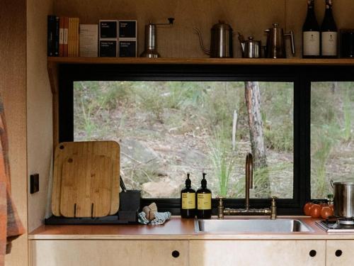 Minuman di Off-Grid Cabin Tucked into Nature Creek Access - Yenya