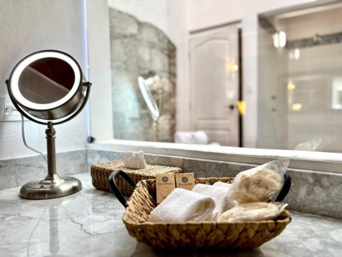 a basket of towels and a mirror on a counter at Molino de los Reyes in Totolac
