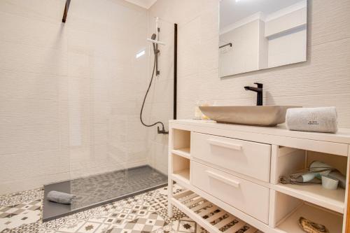 a bathroom with a sink and a shower at Nature Escape 2BR Villa Pool Wi-Fi AC in Olhos de Água
