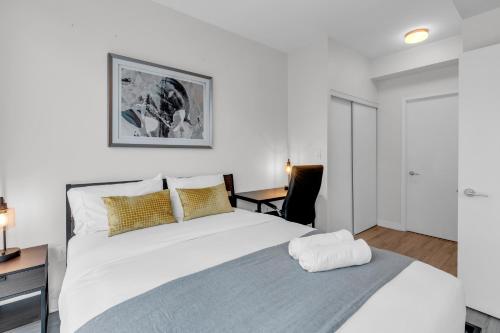Postel nebo postele na pokoji v ubytování Chic Toronto Suite