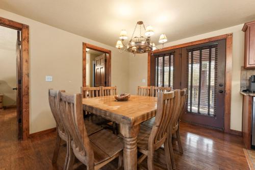 Φωτογραφία από το άλμπουμ του Timeless Memories Lodge Cabin σε Branson West