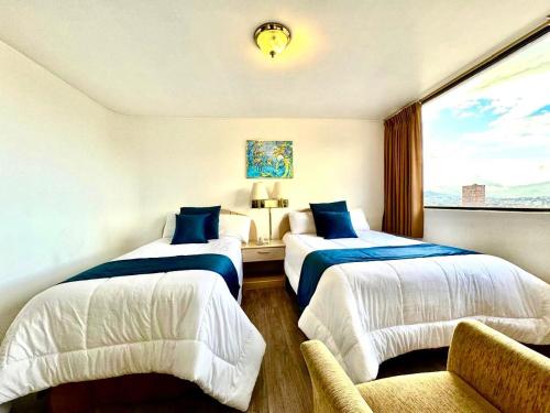 Postel nebo postele na pokoji v ubytování Stanford Suites Hotel