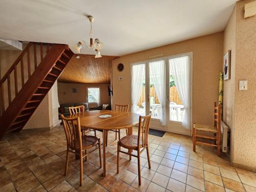 une salle à manger avec une table et des chaises en bois dans l'établissement Maison 5 pers. proche plage, forêt, et centre bourg à La Faute-sur-Mer, avec jardin et garage - FR-1-476-68, à La Faute-sur-Mer