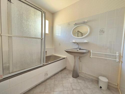 une salle de bain avec une douche, un lavabo et une baignoire dans l'établissement Maison 5 pers. proche plage, forêt, et centre bourg à La Faute-sur-Mer, avec jardin et garage - FR-1-476-68, à La Faute-sur-Mer